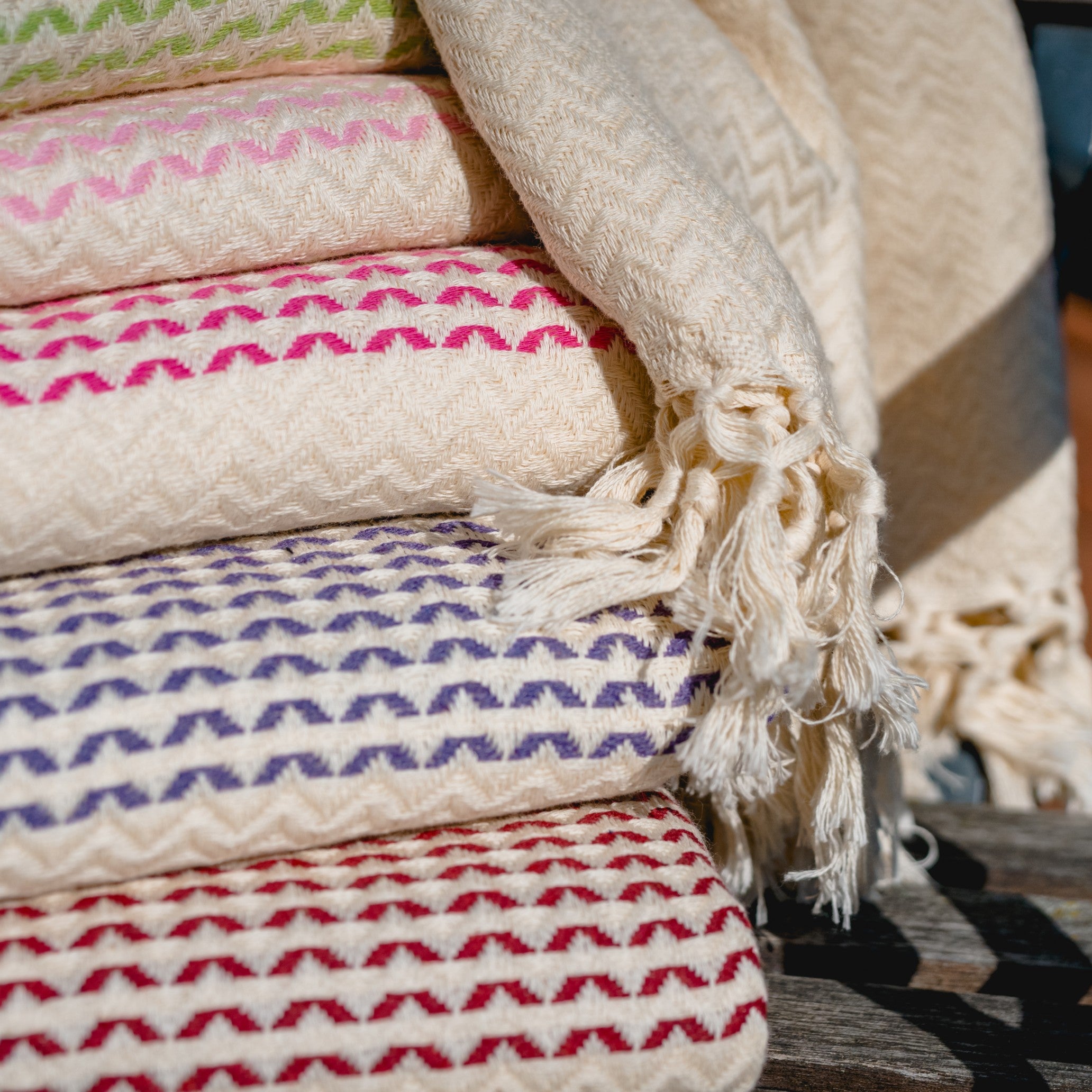 Nahaufnahme eines gefalteten Stapels des Ecobain Gordion Towels in dunklem Weinrot (Dark Ruby/Bordeaux), der das detaillierte Webmuster hervorhebt.
