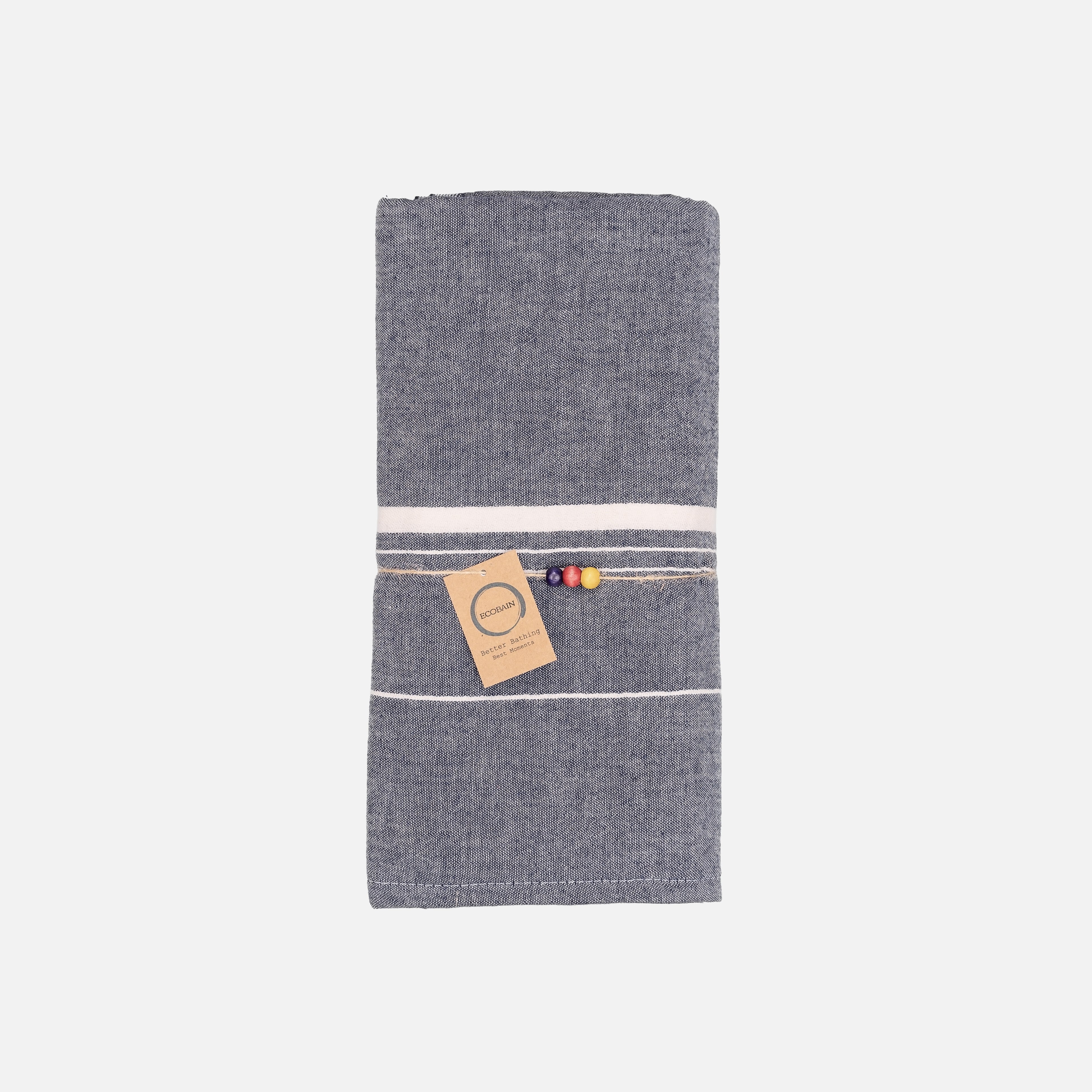 Großes Ecobain Badelaken aus der 'Bathroom Cocoon' Serie im tiefen Farbton Midnight Anchor. Dieses extragroße, 4-lagige Jacquard-Musselin-Tuch bietet ultimativen Komfort und Enveloping Relaxation nach einem langen Bad oder Saunagang. Hol dir das entspannende Gefühl eines Wellness-Wochenendes und puren Home-Spa-Luxus direkt in deine eigenen vier Wände.
