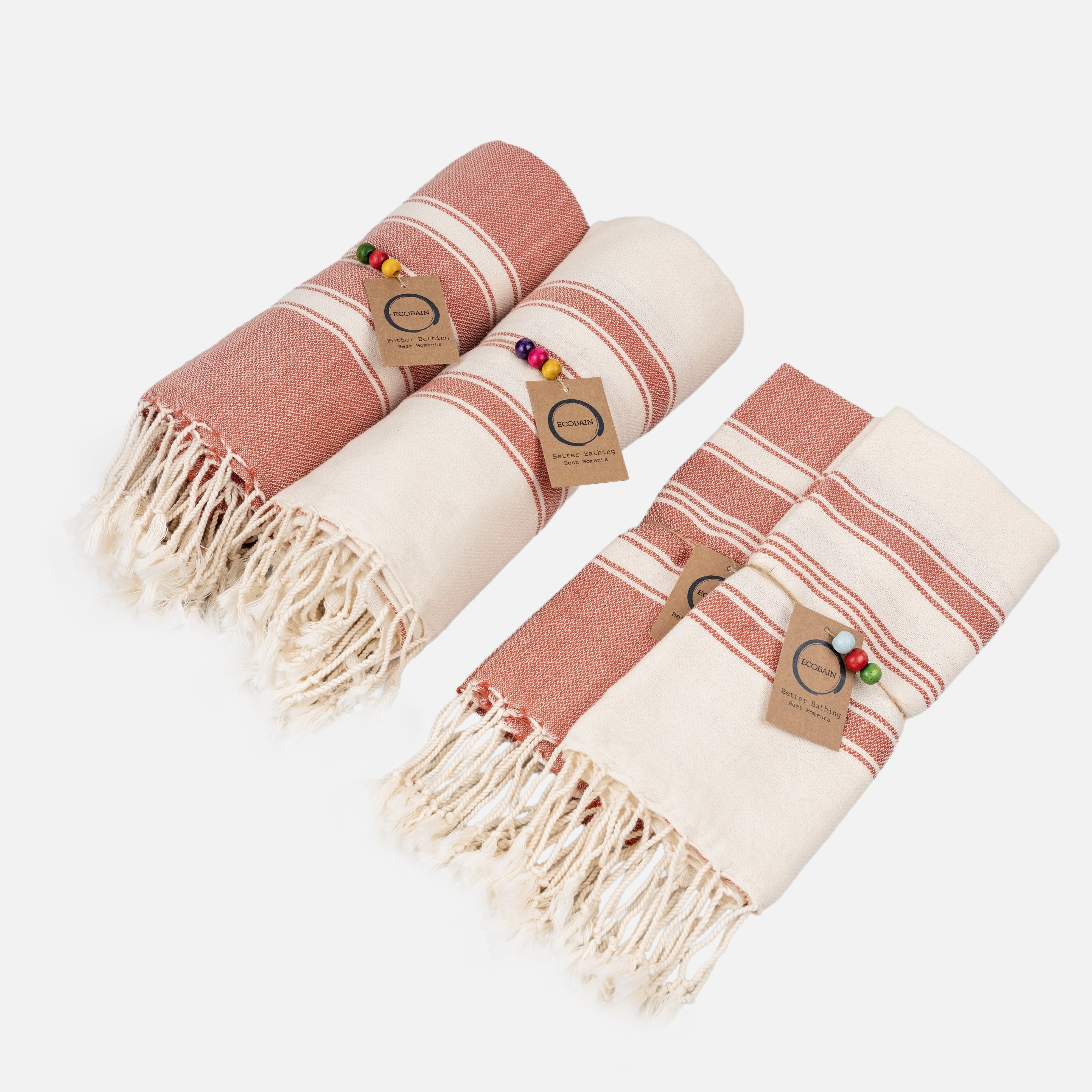 Ecobain Better Together Pack Handtuch-Set in Rot und Naturweiß. Das vierteilige Hamamtuch-Set aus 100% Naturfasern besteht aus zwei großen Saunatüchern und zwei passenden Gästetüchern mit Fransen, Holzperlen und Hangtag.