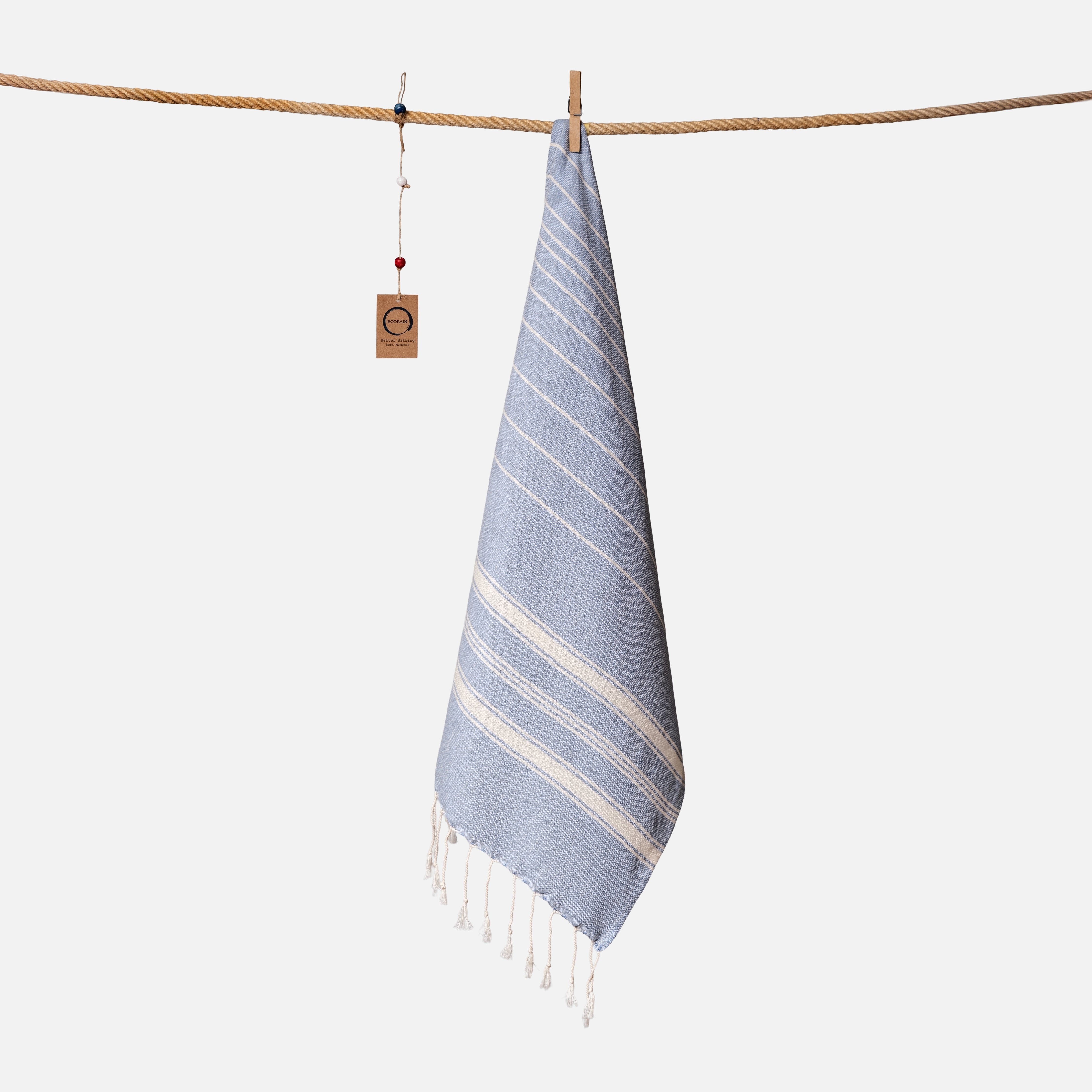 Kompaktes Ecobain Reisehandtuch im Design 'New Classic' in der maritimen Farbe Deep Tide. Mit praktischen 50x100 cm ist dieses extrem leichte Baumwolltuch aus hochwertiger, langstapeliger Faser der ideale Begleiter für das Handgepäck, das Gym oder als platzsparendes Sporttuch. Ein schnelltrocknendes kleines Hamamtuch, das traditionelle Webkunst in deinen aktiven Alltag bringt und pure Leichtigkeit verspricht.