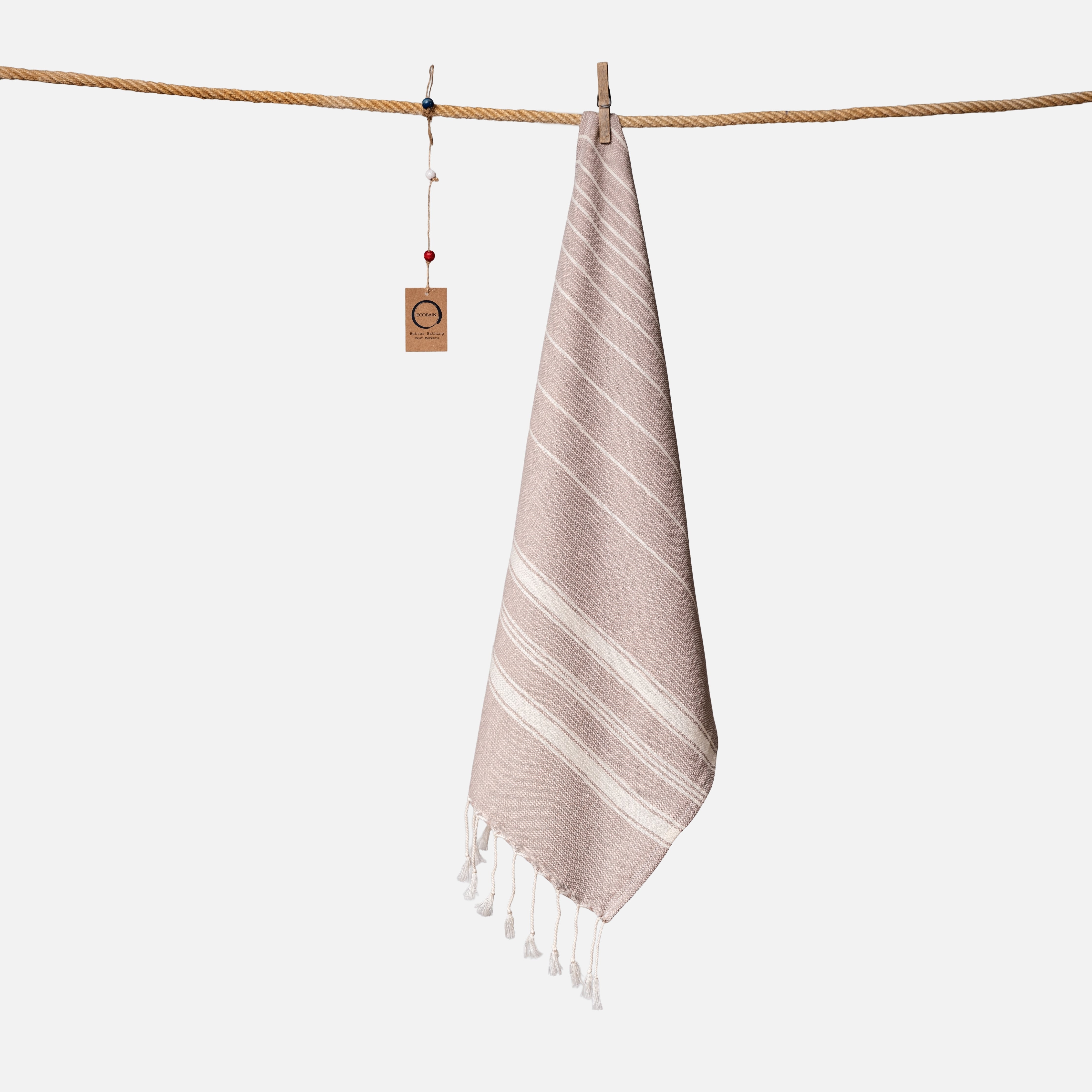Kompaktes Ecobain Reisehandtuch im Design 'New Classic' in der erdigen Farbe Dusty Pier. Mit 50x100 cm ist dieses leichte Baumwolltuch aus hochwertiger Faser der ideale Begleiter für jeden Camping-Ausflug, das Handgepäck oder als stylisches Sporttuch. Ein schnelltrocknendes Hamamtuch, das traditionelle Webkunst mit moderner Leichtigkeit vereint und deinen Alltag unterwegs verschönert.