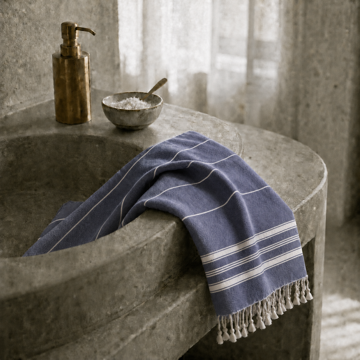 Minimalistische Eleganz für dein Home Spa. Ein Ecobain Hamamtuch der Liberty Series (Design 'New Classic') in stilvollem Dunkelgrau, präsentiert an einer modernen Badewanne. Dieses ressourcenschonende Premium-Textil aus 100 % gekämmter Baumwolle revolutioniert den Alltag: Es nimmt Feuchtigkeit extrem schnell auf, trocknet in Rekordzeit und spart massiv Platz in der Waschmaschine sowie in der Badetasche. Eine smarte, plastikfreie Alternative zu schweren Frotteebergen für fühlbare Reinheit und pure Leichtigke