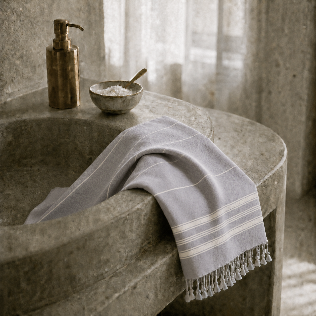 Purer Komfort für dein Wellness-Erlebnis. Das Ecobain Hamamtuch Liberty Series (New Classic) in beruhigendem Silbergrau ('Moon Shadow') fügt sich edel in dein Badezimmer ein. Gewebt aus 100 % gekämmter Baumwolle, ist dieses ressourcenschonende Liegetuch extrem platzsparend und trocknet in Rekordzeit. Die smarte, plastikfreie Alternative zu schwerem Frottee, die deine Waschmaschine entlastet und dir ein absolut reines Hautgefühl schenkt.