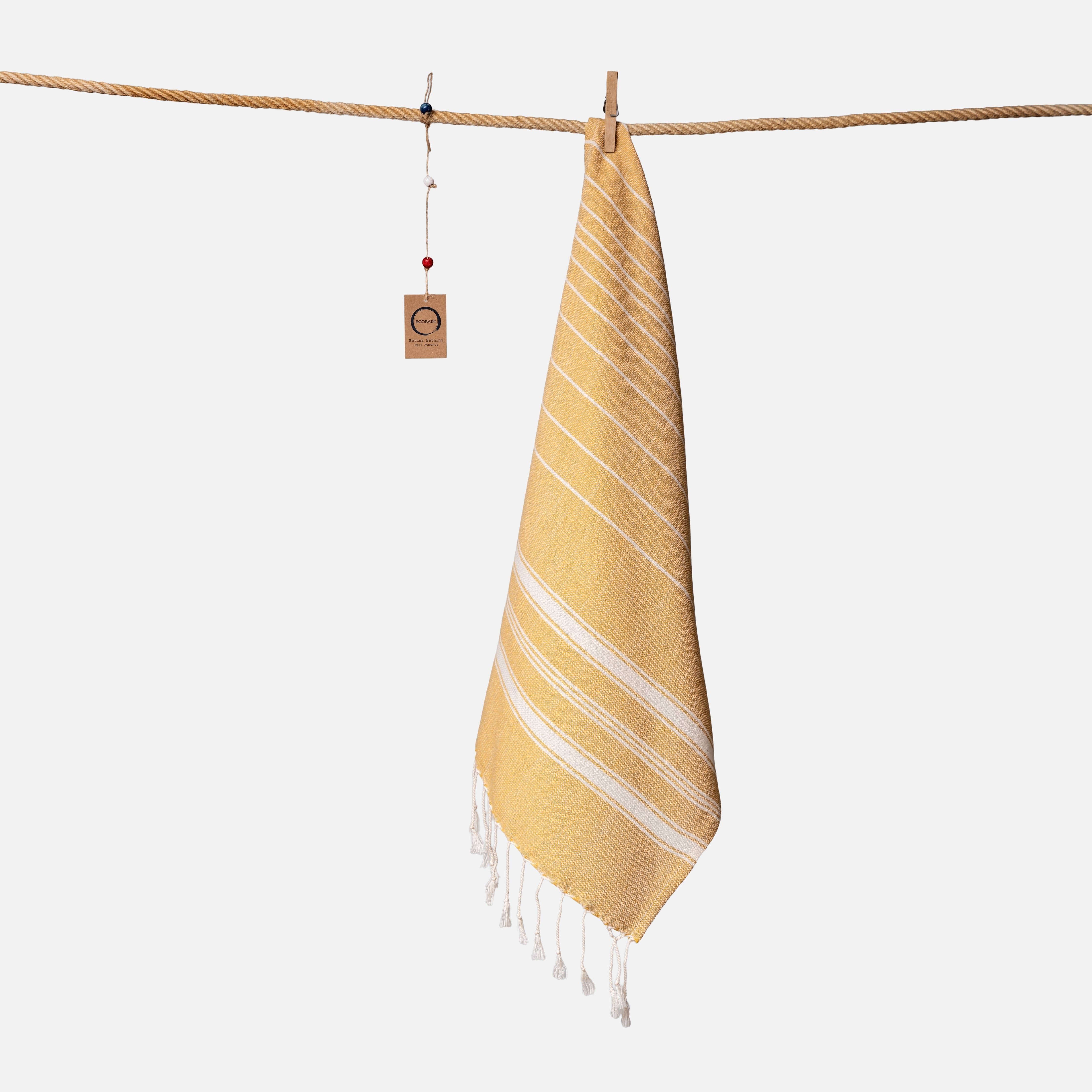Kompaktes Ecobain Reisehandtuch im Design 'New Classic' in der strahlenden Farbe Mustard Seed. Mit praktischen 50x100 cm ist dieses extrem leichte Baumwolltuch der ideale Begleiter für das Handgepäck, den Sport oder als stylisches Gesichtstuch. Ein schnelltrocknendes kleines Hamamtuch, das traditionelle Webkunst in deinen aktiven Alltag bringt und pure Leichtigkeit verspricht.