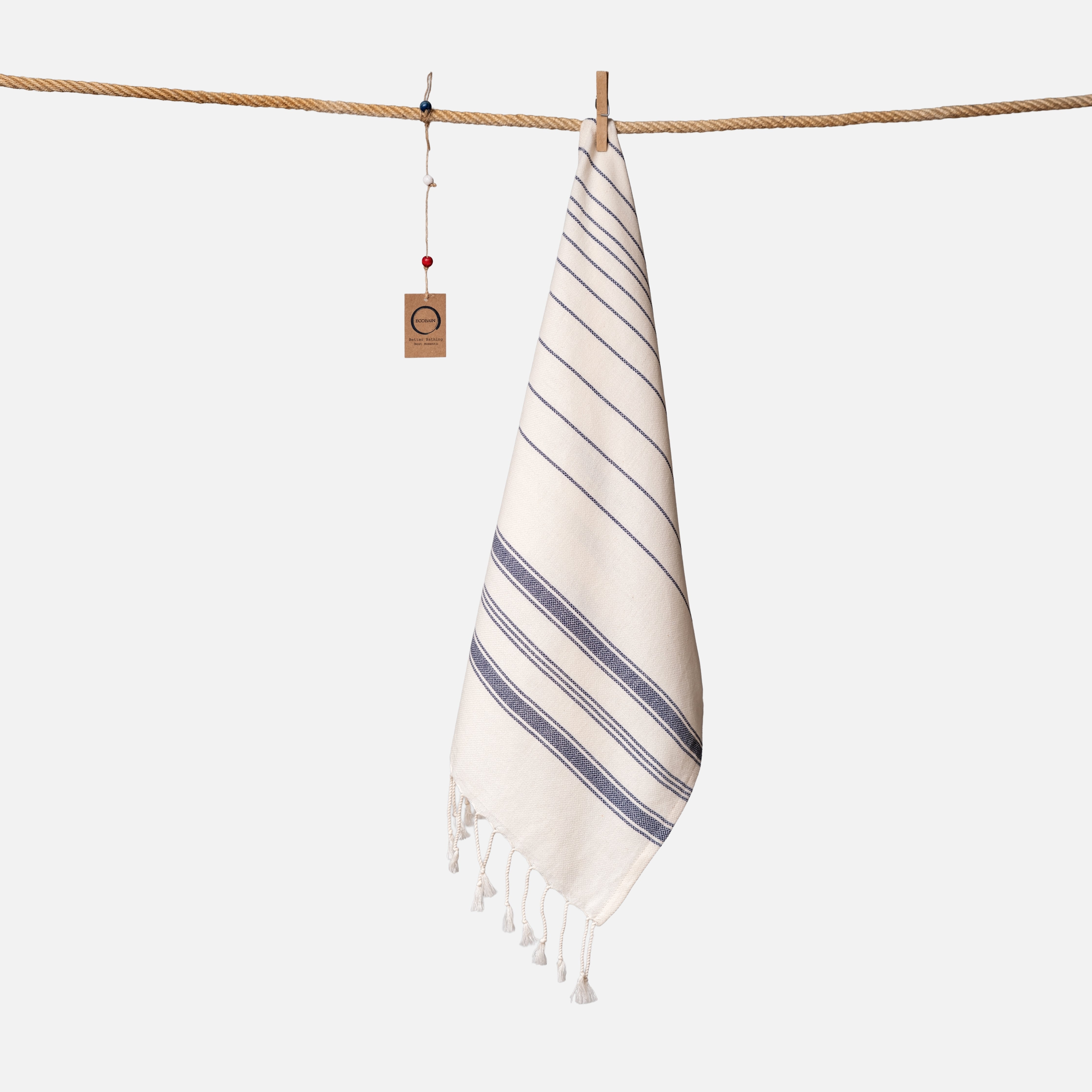 Kompaktes Ecobain Reisehandtuch im Design 'New Classic' in der frischen Farbe Night Shift. Mit praktischen 50x100 cm ist dieses extrem leichte Baumwolltuch aus hochwertiger Faser der ideale Begleiter für jeden Segeltörn, das Handgepäck oder als stylisches Sporttuch. Ein schnelltrocknendes kleines Hamamtuch, das traditionelle Webkunst in deinen Alltag bringt und pure Leichtigkeit für deine nächste Auszeit verspricht.