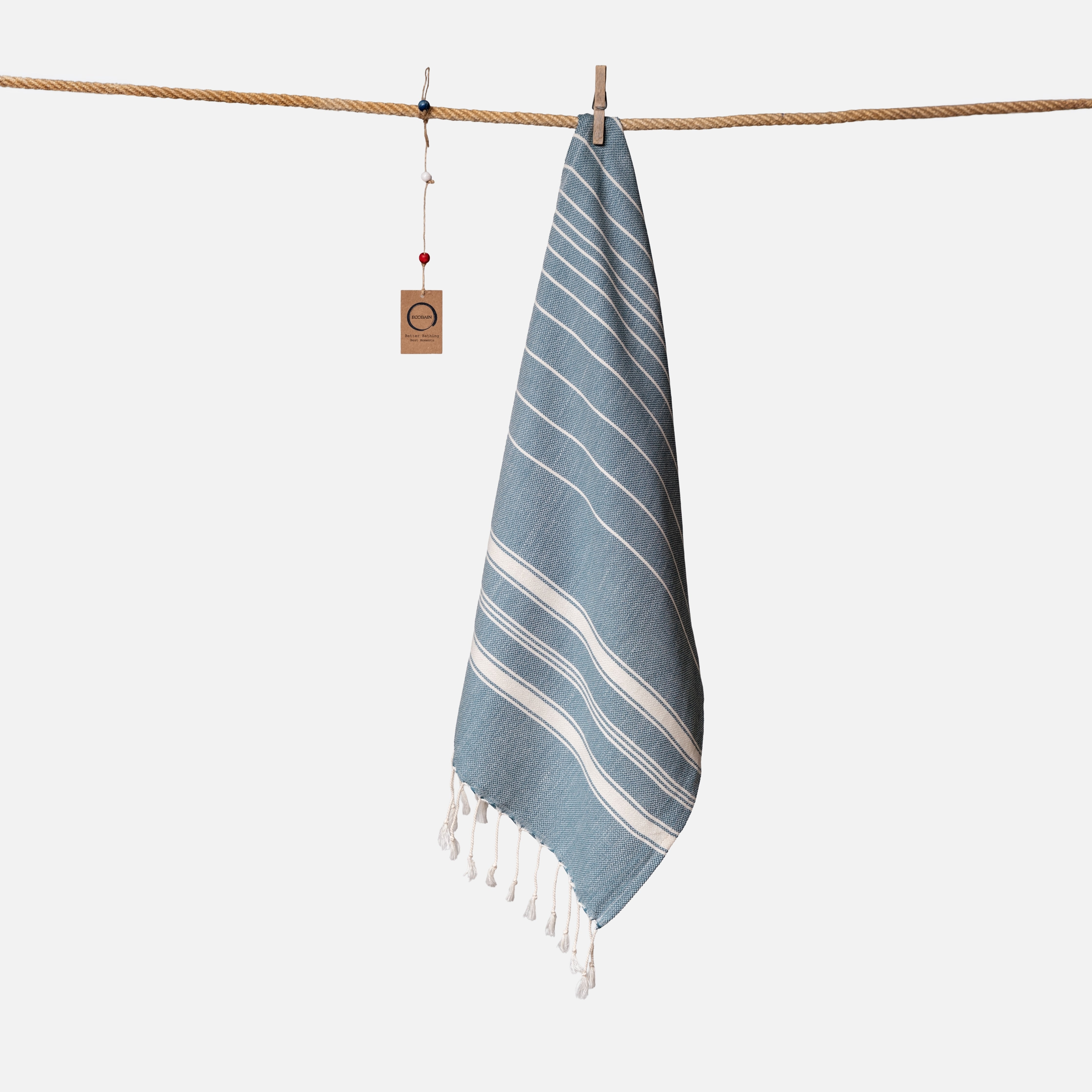 Kompaktes Ecobain Reisehandtuch im Design 'New Classic' in der maritimen Farbe Sailors Dream. Mit praktischen 50x100 cm ist dieses extrem leichte Baumwolltuch aus hochwertiger Faser der ideale Begleiter für jeden Segeltörn, das Handgepäck oder als stylisches Fitnesstuch. Ein schnelltrocknendes kleines Hamamtuch, das traditionelle Webkunst in deinen Alltag bringt und pure Leichtigkeit für deine nächste Auszeit verspricht.