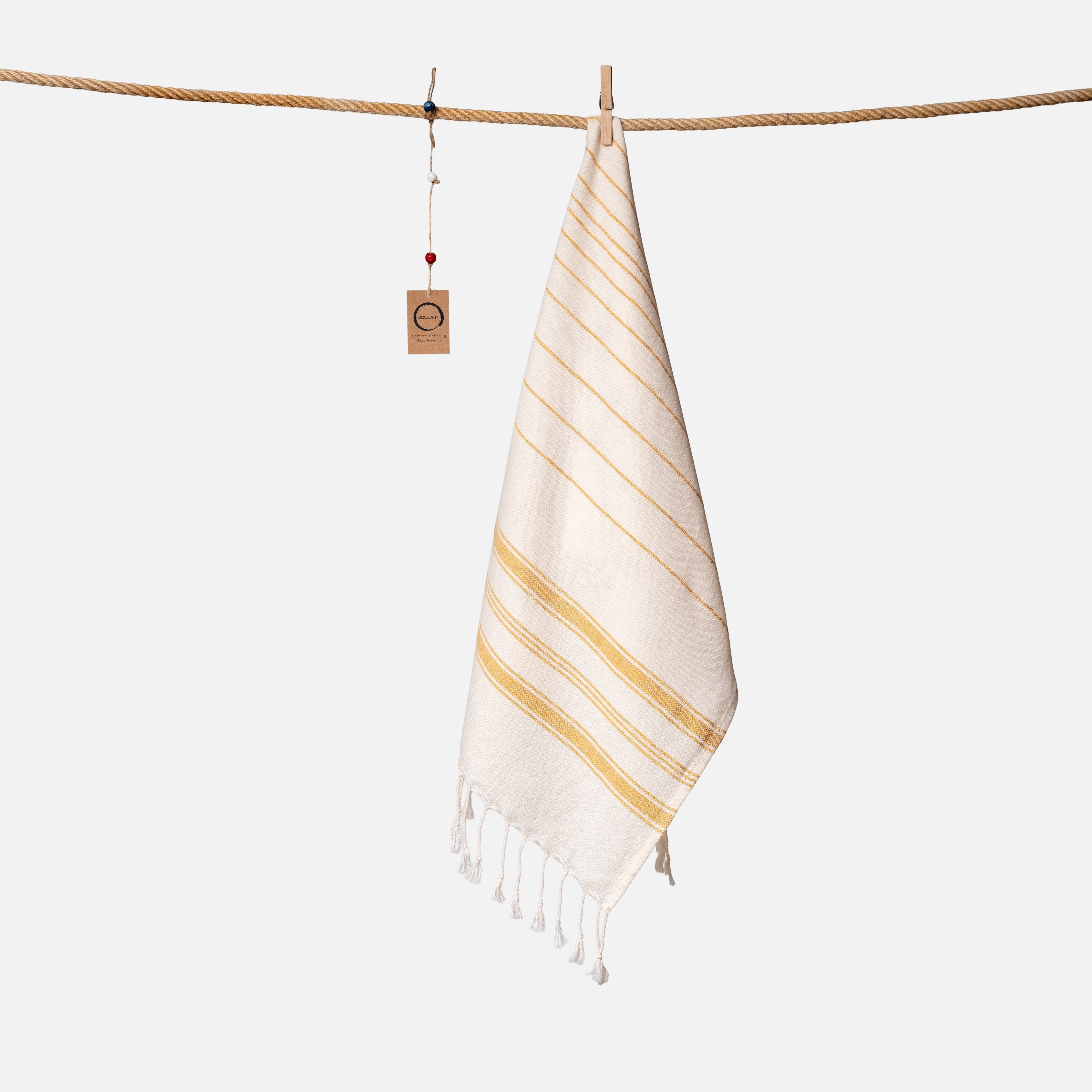 Kompaktes Ecobain Hamamtuch im Design 'New Classic' in der energiegeladenen Farbe Solar Pulse. Mit den Maßen 50x100 cm ist dieses extrem leichte Tuch aus 100% bester Baumwolle der ideale, platzsparende Begleiter für das Handgepäck, das Gym oder als stylisches Gesichtstuch auf Reisen. Traditionell gewebt, garantiert plastikfrei und extrem schnelltrocknend für unkomplizierte Frische unterwegs.