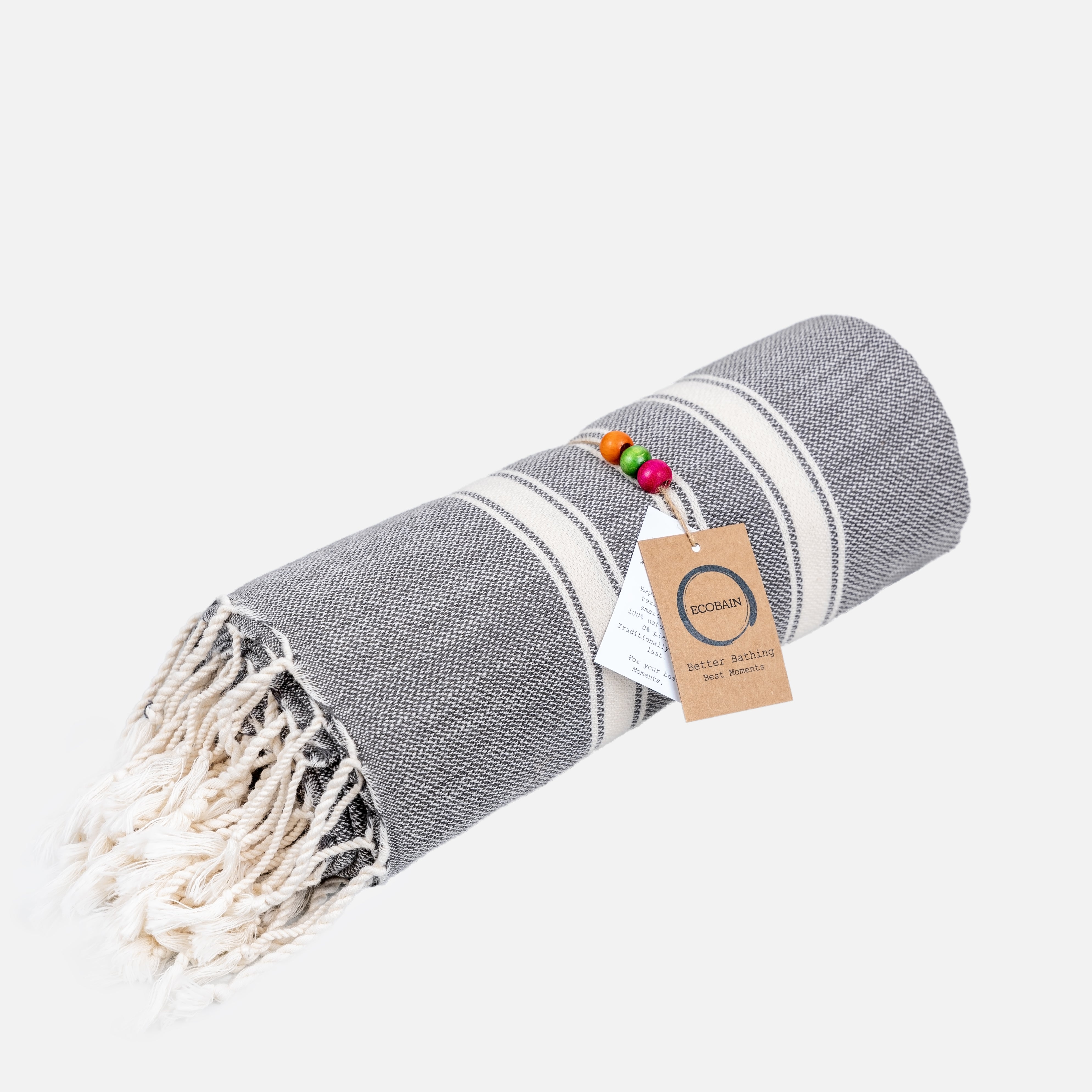 Nahaufnahme der traditionellen Webstruktur des Ecobain Hamamtuchs 'New Classic' in tiefem Grau. Das Bild verdeutlicht die meisterhafte Verarbeitung der weichen, gekämmten und langstapeligen Baumwolle. Ein plastikfreies Design Statement für pestizidfreien Anbau, das extreme Saugkraft mit Langlebigkeit vereint und sich durch die hochwertige Haptik hervorragend als Geschenk für Design-Liebhaber eignet.