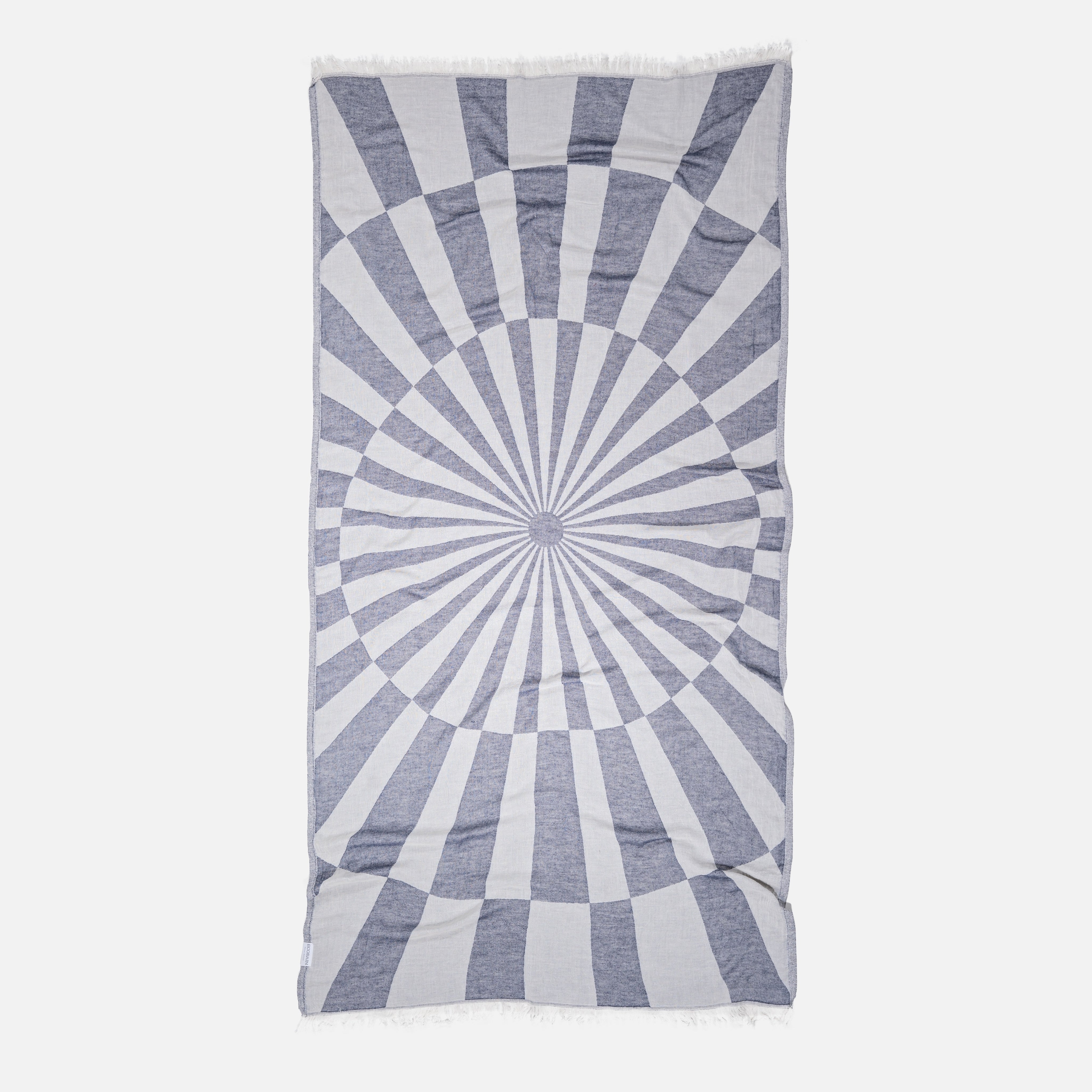 Gefaltetes Ecobain Badetuch der Serie 'Optique' im eleganten Midnight Anchor. Die feine, strukturierte Webart des leichten Hamamtuchs in edlem Marineblau vermittelt pure Leichtigkeit und ist der perfekte Begleiter als Strandtuch, Reisetuch oder für Wellness-Momente – geschaffen für deine besten Momente.