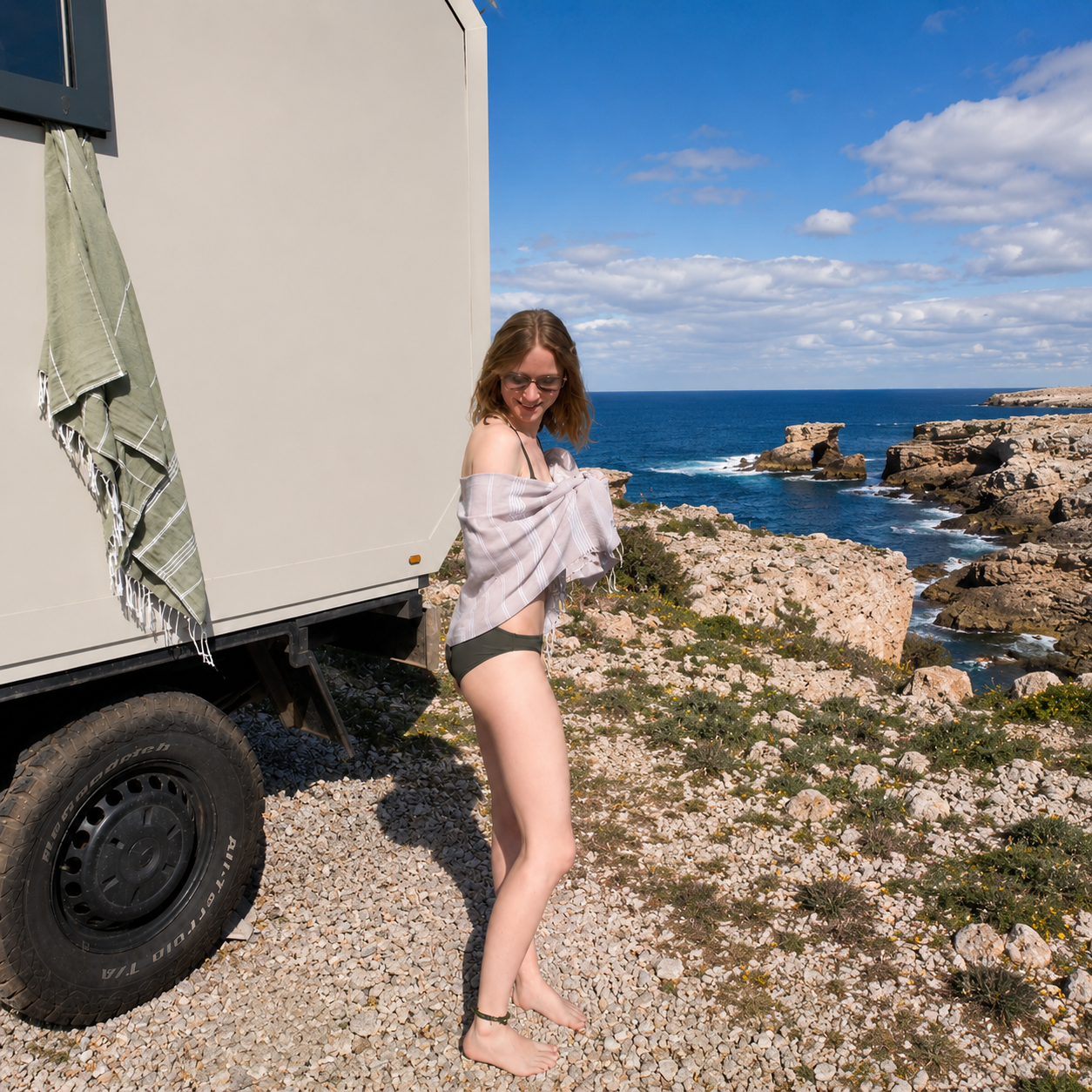 Neele vom Instagram Kanal this_is_vantastic mit ihrem Hund und einem Ecobain Handtuch vor ihrem Camper in der Natur. Als erfahrene Vanlife Reisende vertraut sie auf unsere smarte, plastikfreie Alternative zu schwerem Frottee. Gefertigt aus 100 Prozent gekämmter Baumwolle vereinen unsere Tücher traditionelle Webkunst mit moderner Textilperformance. Die platzsparende, extrem saugstarke und schnelltrocknende Qualität macht sie zum idealen Begleiter für Roadtrips und einen nachhaltigen Outdoor Lifestyle.