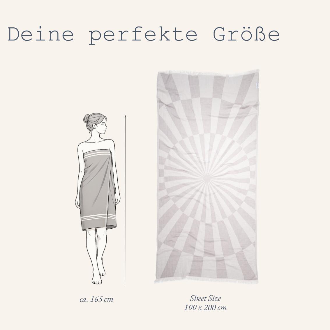 Maßtabelle für das Ecobain Optique Towel in Moon Shadow: Das große Wellness- und Badetuch in der Größe 100x200 cm vor einer weiblichen Silhouette dargestellt. Kompakt faltbares Premium-Pestemal in edlem Silbergrau mit haptischer Jacquard-Struktur für Sauna und Badezimmer.