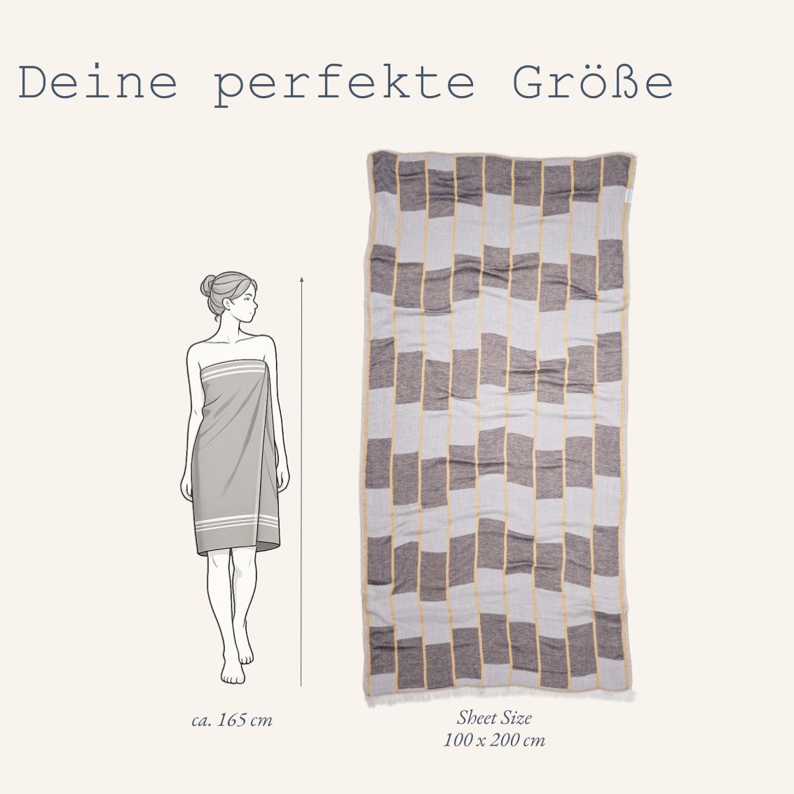 Größenfinder für das Ecobain Crazy Chess Towel in Mustard Seed: Visueller Abgleich des großen Strand- und Saunatuches in den Maßen 100x200 cm im Verhältnis zu einer Silhouette. Dreilagiges Jacquard-Musselin-Tuch aus 100% Baumwolle mit senfgelben Akzentlinien – ideal als sandfreies, schnelltrocknendes Strandtuch.