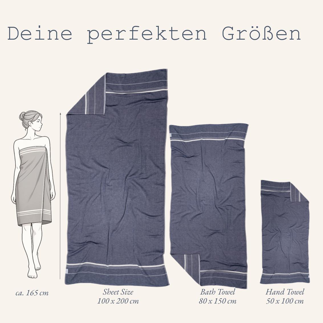 Maßtabelle für das Ecobain Grit Towel in midnight anchor: Die drei Handtuch-Größen 100x200 cm, 80x150 cm and 50x100 cm im tiefen Dunkelblau vor einer weiblichen Silhouette dargestellt. Hochwertiges Spa-Handtuch mit dreidimensionaler Relief-Webstruktur für ein anregendes Hautgefühl.