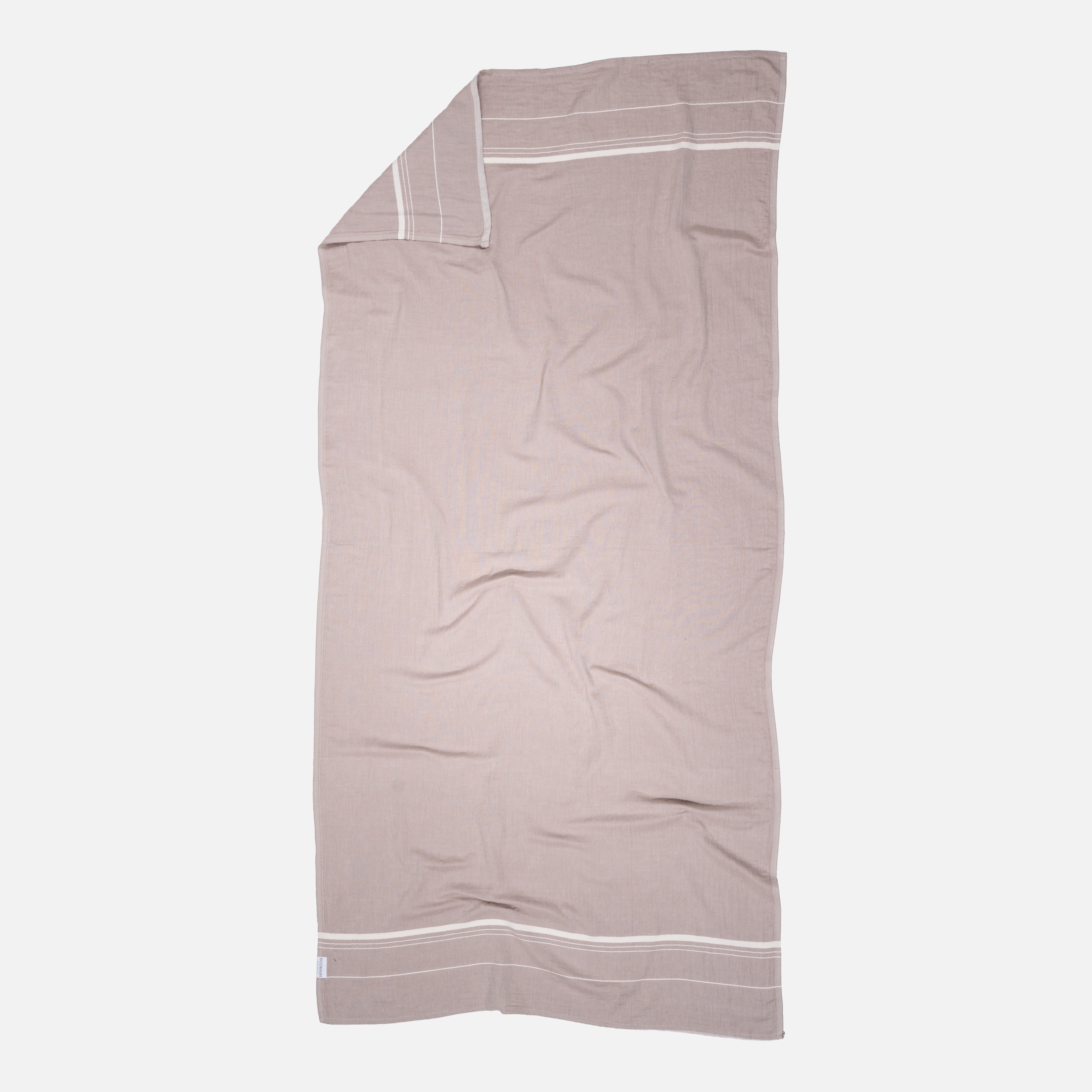 Luxuriöses Ecobain Baumwolltuch aus der 'Bathroom Series' im beruhigenden Schieferblau Dusty Pier. Das anschmiegsame Premiumtuch aus vierlagigem, supersoftem Jacquard-Gewebe (Musselin) verwandelt deine tägliche Routine in das schönste Ritual des Tages. Dieses kuschelige und weiche Badetuch bringt exklusive Badekultur, das Gefühl von einer eigenen Heimsauna und puren Home-Spa-Luxus direkt zu dir nach Hause – für dein ganz persönliches, softes Cocooning voller Geborgenheit.
