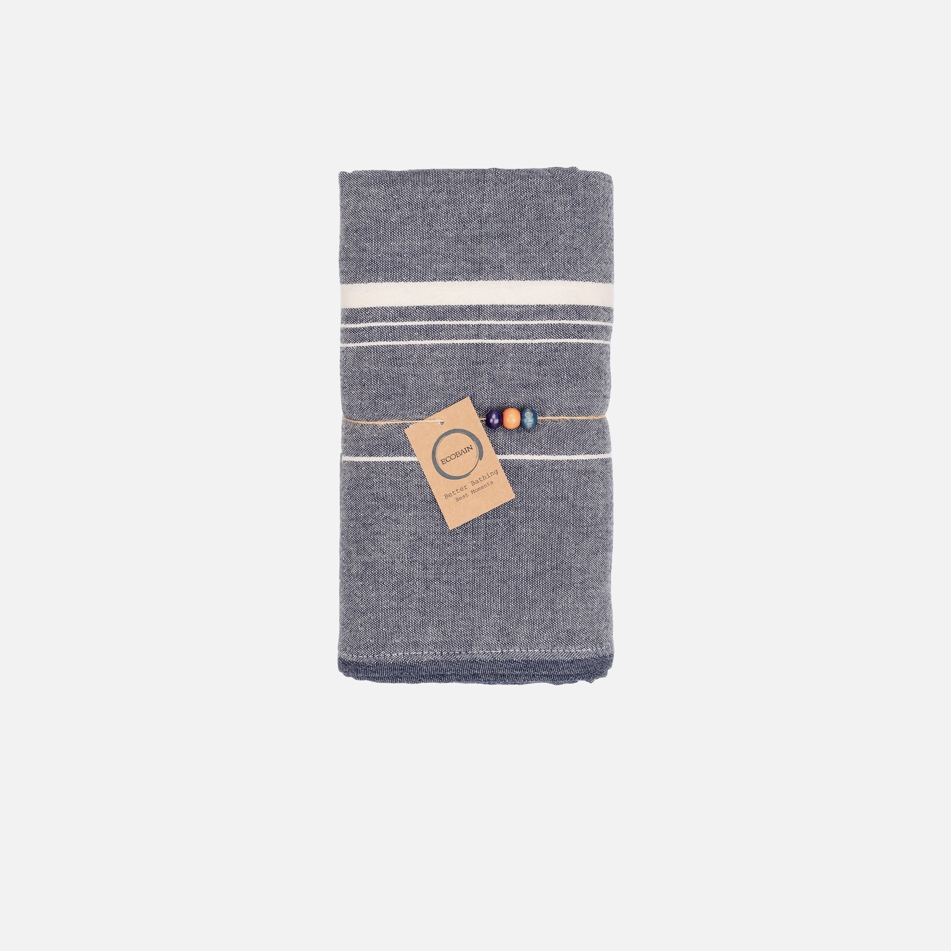 Weiches Ecobain Badetuch aus der 'Bathroom Cocoon' Kollektion in elegantem Dunkelblau. Dieses super-softe 4-lagige Musselin-Baumwolltuch lädt dazu ein, den Alltag hinter sich zu lassen. Verwandle deine Dusche in ein entspannendes Me-Time-Ritual und genieße das Gefühl einer sanften, luxuriösen Umarmung auf der Haut – Badekultur für dein Zuhause.