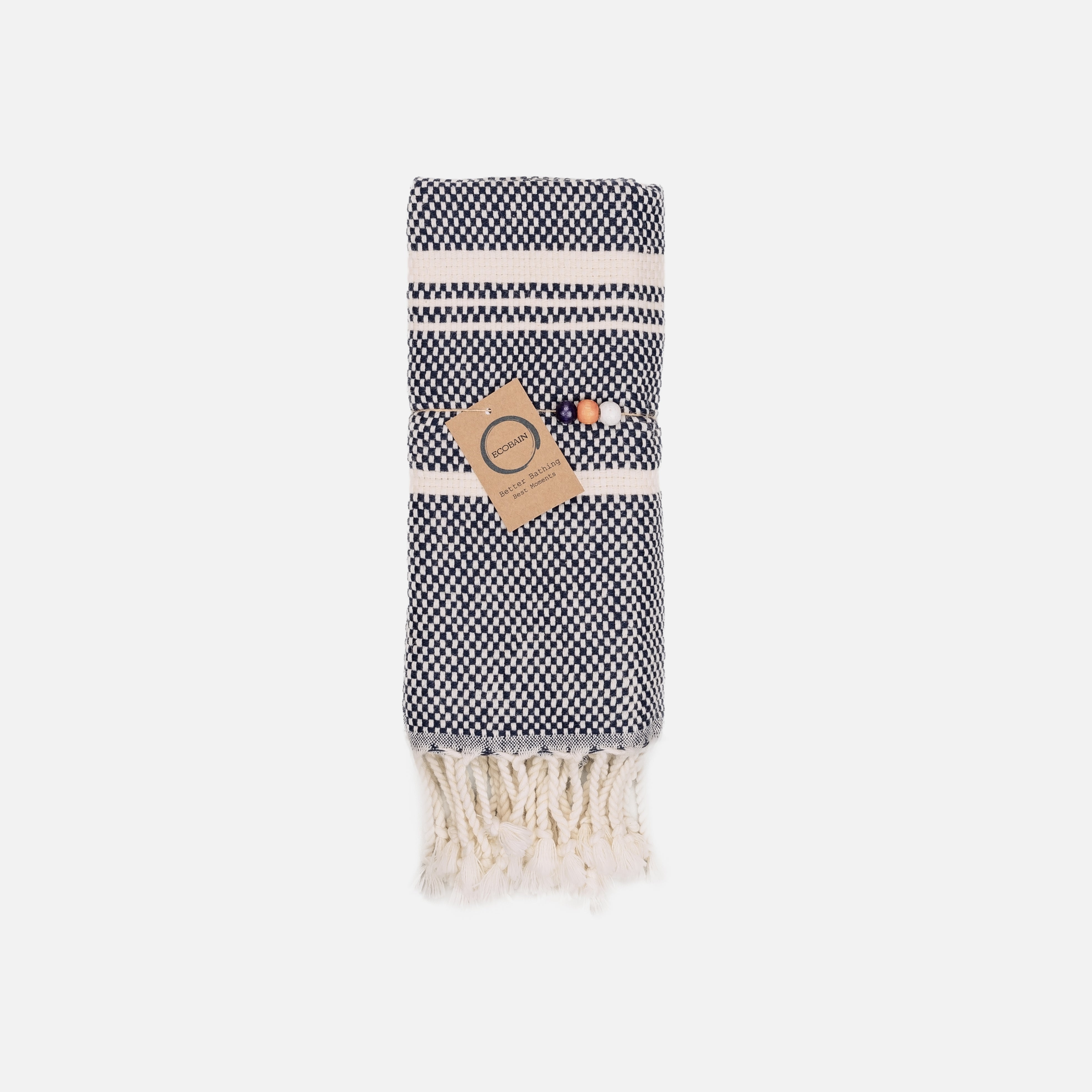 Hochwertiges Ecobain Handtuch der 'Bathroom Grit' Serie in der konkreten Farbe Midnight Anchor. Das feste Gästetuch (50x100 cm) aus einer edlen Leinen-Baumwoll-Mischung besticht durch einen angenehm trockenen Griff. Dank der natürlich antibakteriellen Eigenschaften des Leinens setzt das kompakt gewebte Kosmetiktuch ein klares Statement für funktionale Ästhetik und kompromisslose Frische im Badezimmer.