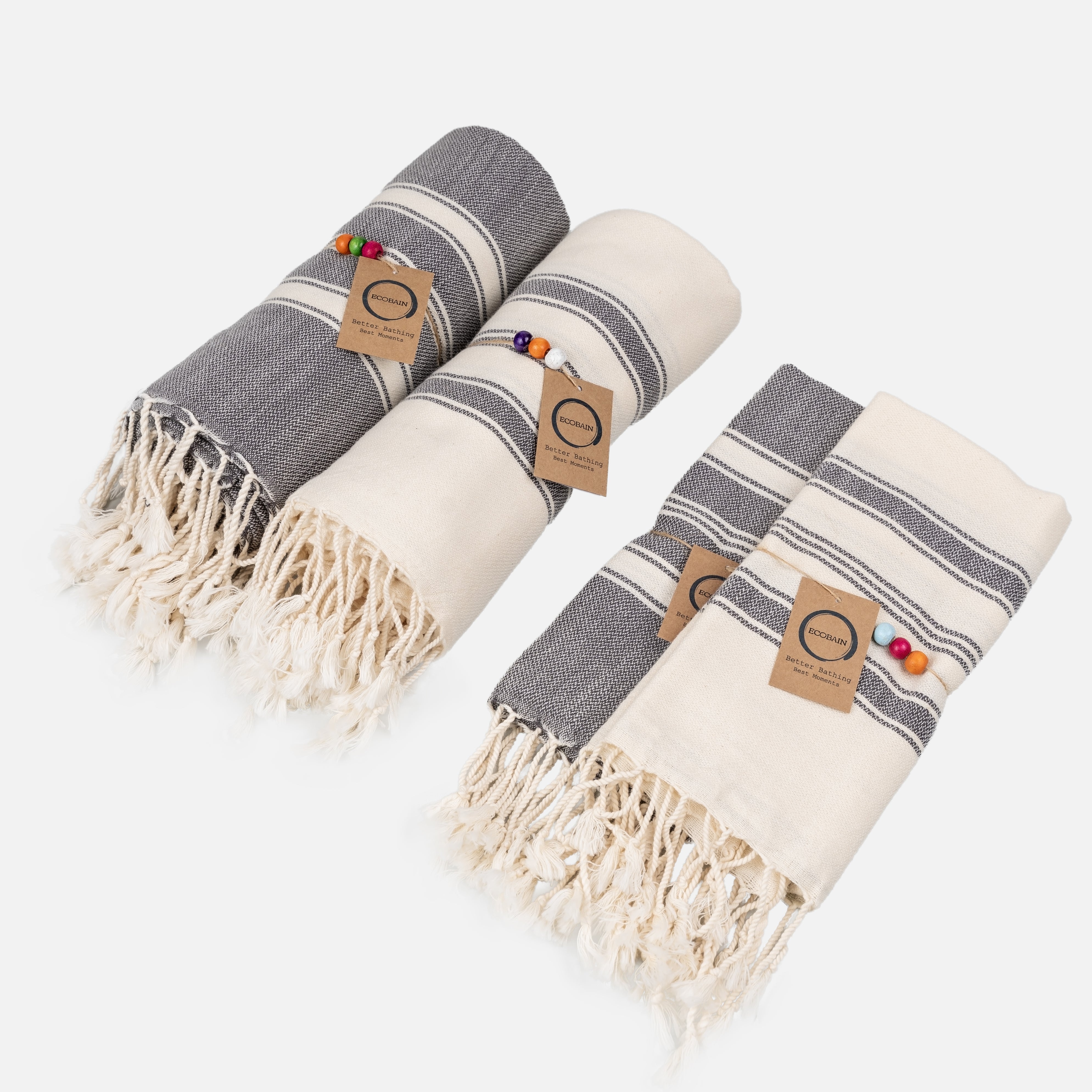 Ecobain Better Together Pack Handtuch-Set in Grau und Naturweiß. Das vierteilige Hamamtuch-Set aus 100% Naturfasern besteht aus zwei großen Saunatüchern und zwei passenden Gästetüchern mit Fransen, Holzperlen und Hangtag.