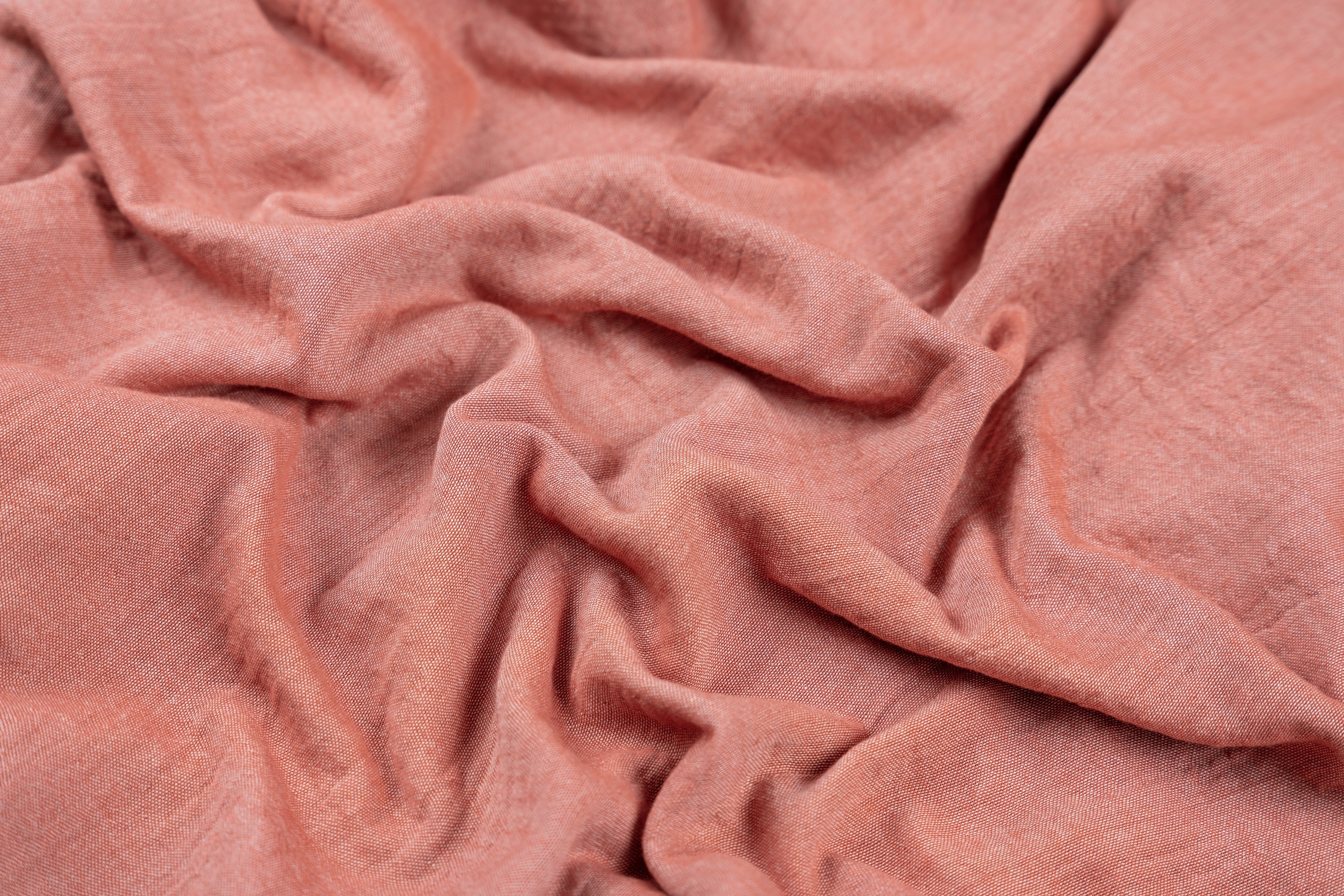 Detailaufnahme der dichten und samtweichen Webstruktur des Ecobain Cocoon Towels. Dieses Modell bietet ein Gefühl von purer Geborgenheit und verwöhnt die Haut mit außergewöhnlicher Weichheit. Gefertigt aus 100 Prozent gekämmter Baumwolle, ist dieses ressourcenschonende Tuch die smarte, plastikfreie Alternative zu schwerem Frottee. Es kombiniert luxuriösen Komfort mit hoher Saugfähigkeit und schnellem Trocknen – perfekt für dein tägliches Wohlfühlritual zu Hause oder im Spa.