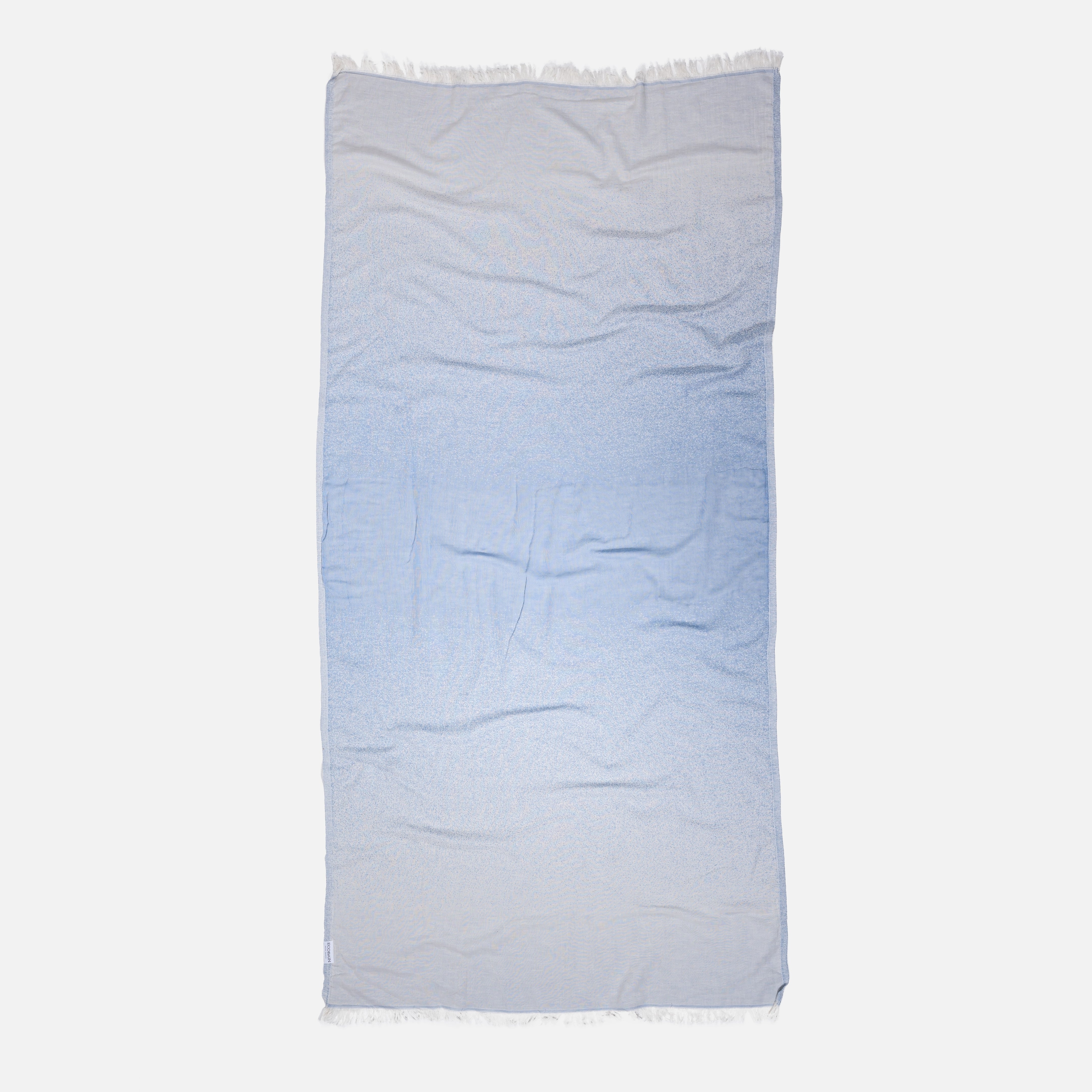 Ein hochwertiges Ecobain Hamamtuch im Design Faded, Farbton Deep Tide (tiefes Meeresblau). Die Liberty Series besticht durch ihre moderne Optik und die flache Webart aus 100 Prozent gekämmter Baumwolle. Als ressourcenschonende und plastikfreie Alternative zu schwerem Frottee überzeugt dieses Tuch durch extreme Saugkraft, schnelles Trocknen und ein besonders kleines Packmaß. Ein stilvoller, langlebiger Begleiter für Strand, Sport, Sauna oder das moderne Badezimmer.