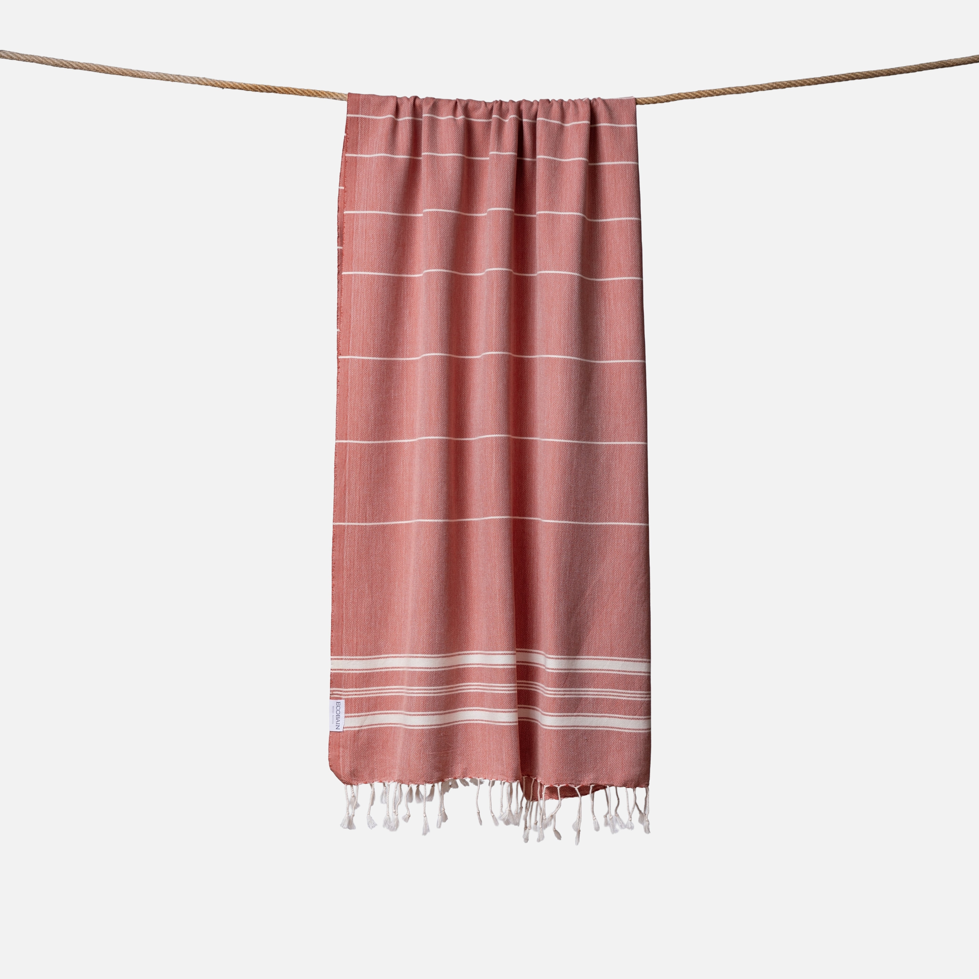 Extragroßes Ecobain Saunatuch der Liberty Series im erdigen Terrakotta Burnt Brick. Das nachhaltige Wellnesslaken in 100x200 cm kommt ansprechend gerollt mit originalem Hang Tag und eignet sich perfekt als hochwertiges Geschenk. Ein extrem leichtes, sandfreies Strandlaken aus pestizidfreiem Anbau, das auf Reisen, beim Yoga oder in der Therme schweres Frottee absolut stilvoll ersetzt.