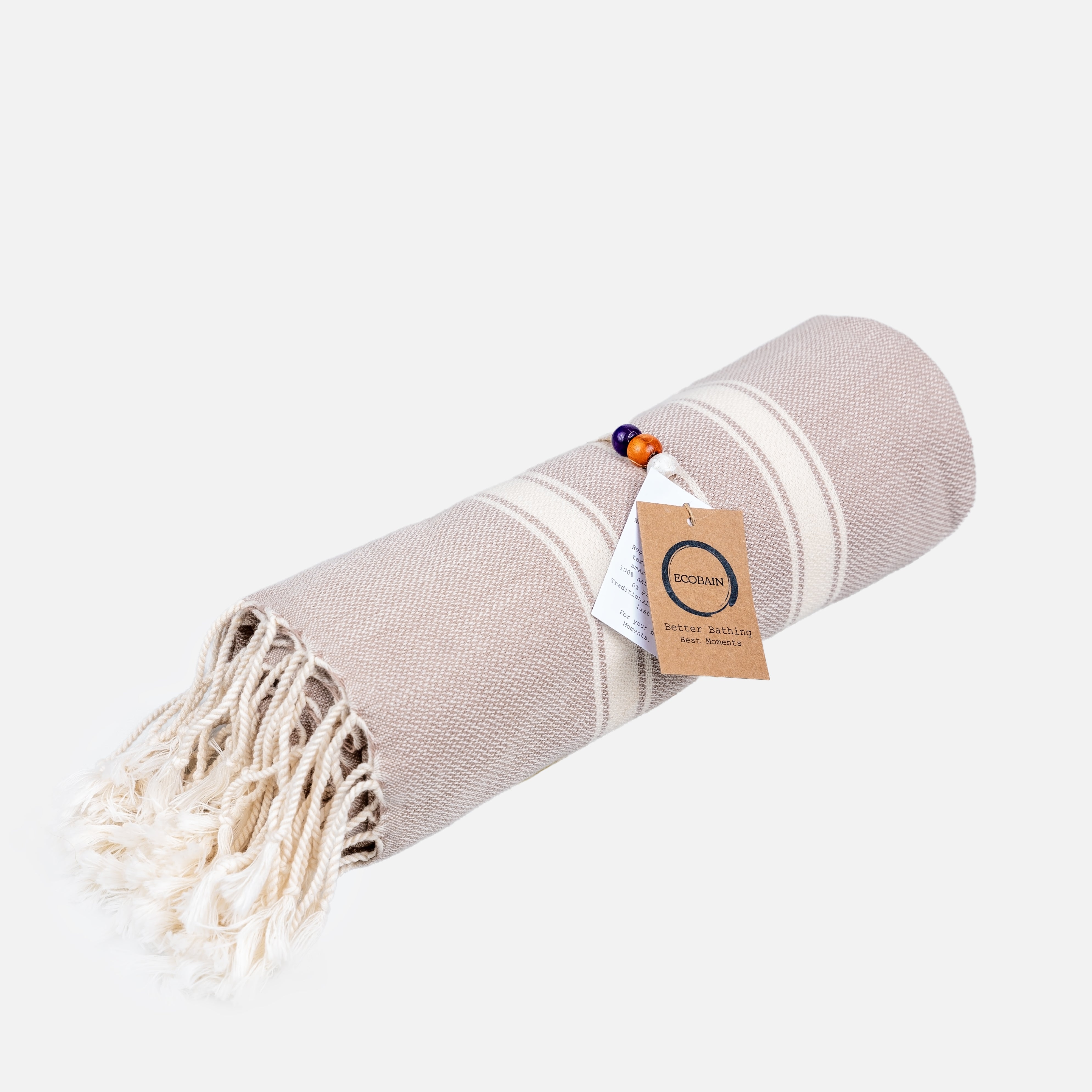 Nahaufnahme der traditionellen Webstruktur des Ecobain Hamamtuchs 'New Classic' in warmem Taupe. Das Bild verdeutlicht die meisterhafte Verarbeitung der weichen, gekämmten und langstapeligen Baumwolle. Ein plastikfreies Design Statement, das durch pestizidfreien Anbau, extreme Saugkraft und eine besonders edle Haptik überzeugt – ein hochwertiges Geschenk für alle, die das Echte und Natürliche lieben.