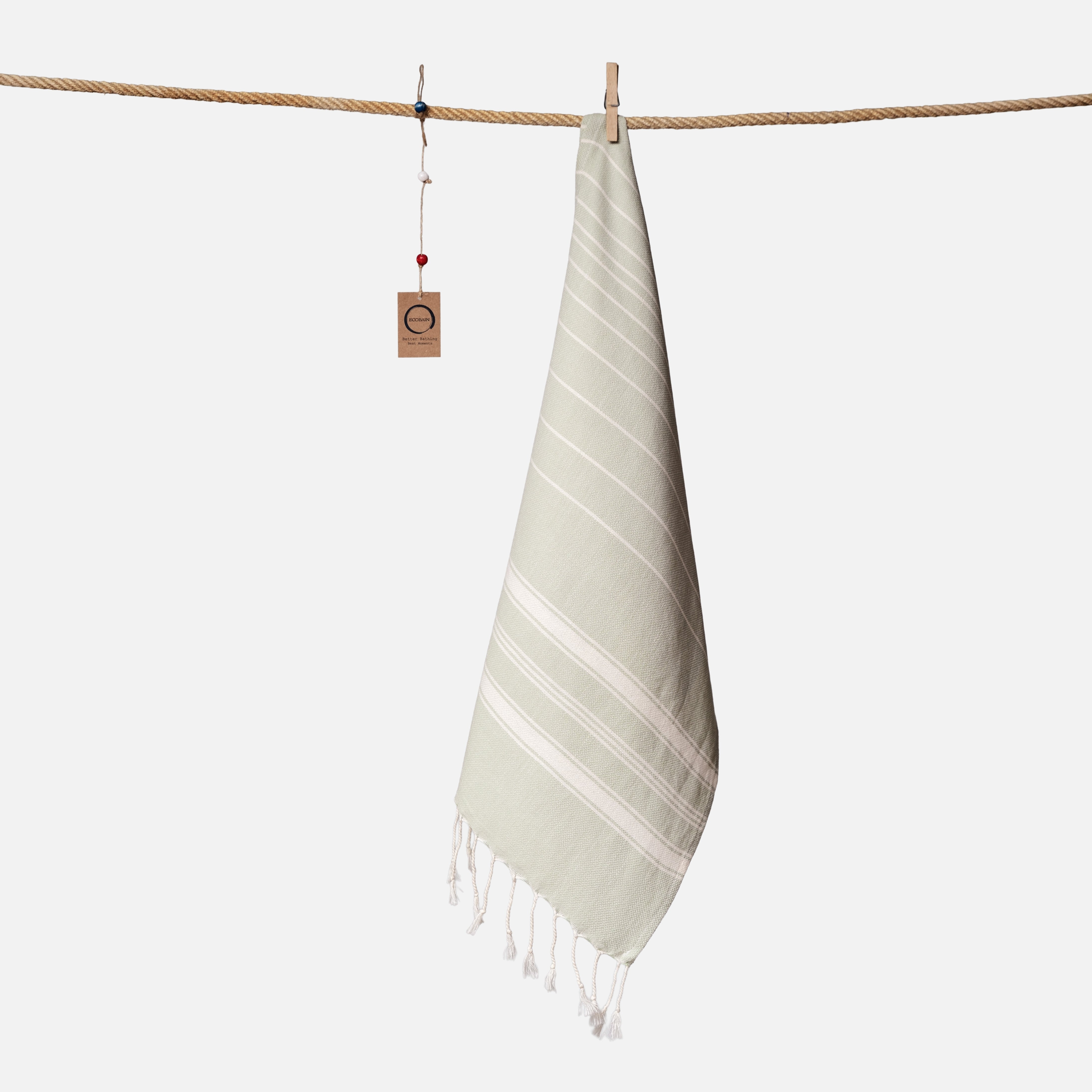 Kompaktes Ecobain Reisehandtuch im Design 'New Classic' in der frischen Farbe Magic Mermaid. Mit 50x100 cm ist dieses leichte Handtuch aus langstapeliger Baumwolle der ideale Begleiter für Yoga-Sessions, das Handgepäck oder als sanftes Gesichtstuch. Ein schnelltrocknendes Hamamtuch, das traditionelle Webkunst in deinen aktiven Alltag bringt und eine plastikfreie Alternative zu Microfasertüchern ist.