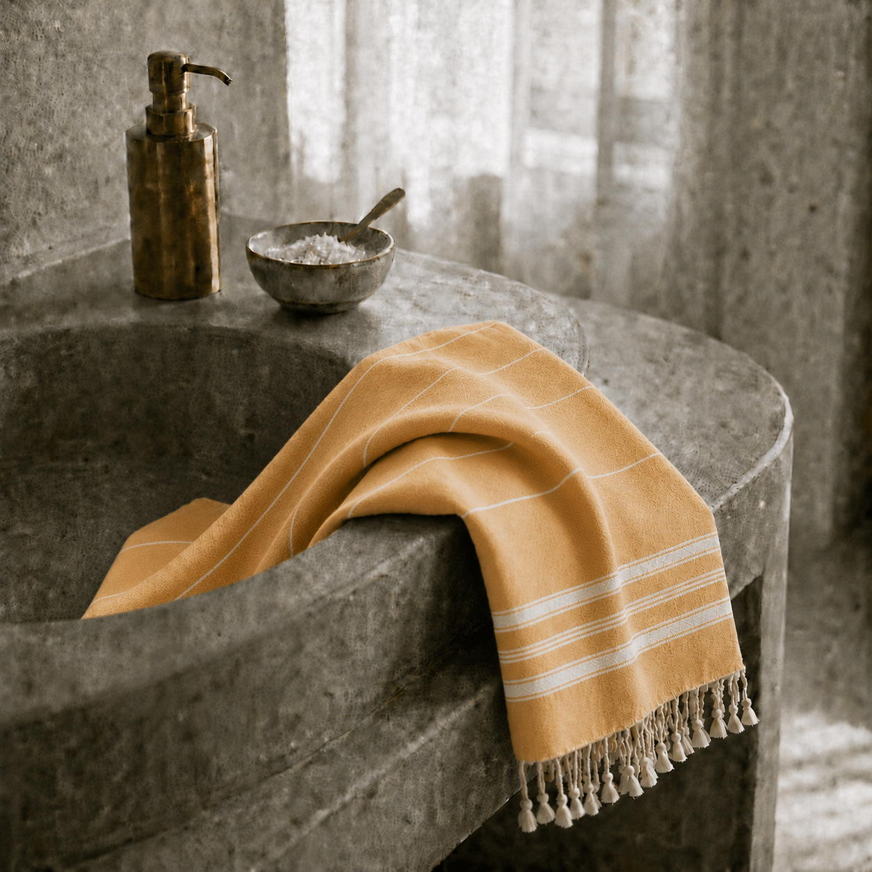 Sonnige Lebensfreude für dein Badezimmer. Das Ecobain Hamamtuch der Liberty Series (Design 'New Classic') in warmem Senfgelb ('Mustard Seed') setzt moderne Akzente. Aus 100 % gekämmter Baumwolle gefertigt, ist dieses ressourcenschonende Tuch extrem platzsparend und trocknet in Rekordzeit. Die smarte, plastikfreie Alternative zu voluminösem Frottee, die deine Badetasche entlastet und dir ein absolut reines Hautgefühl schenkt.