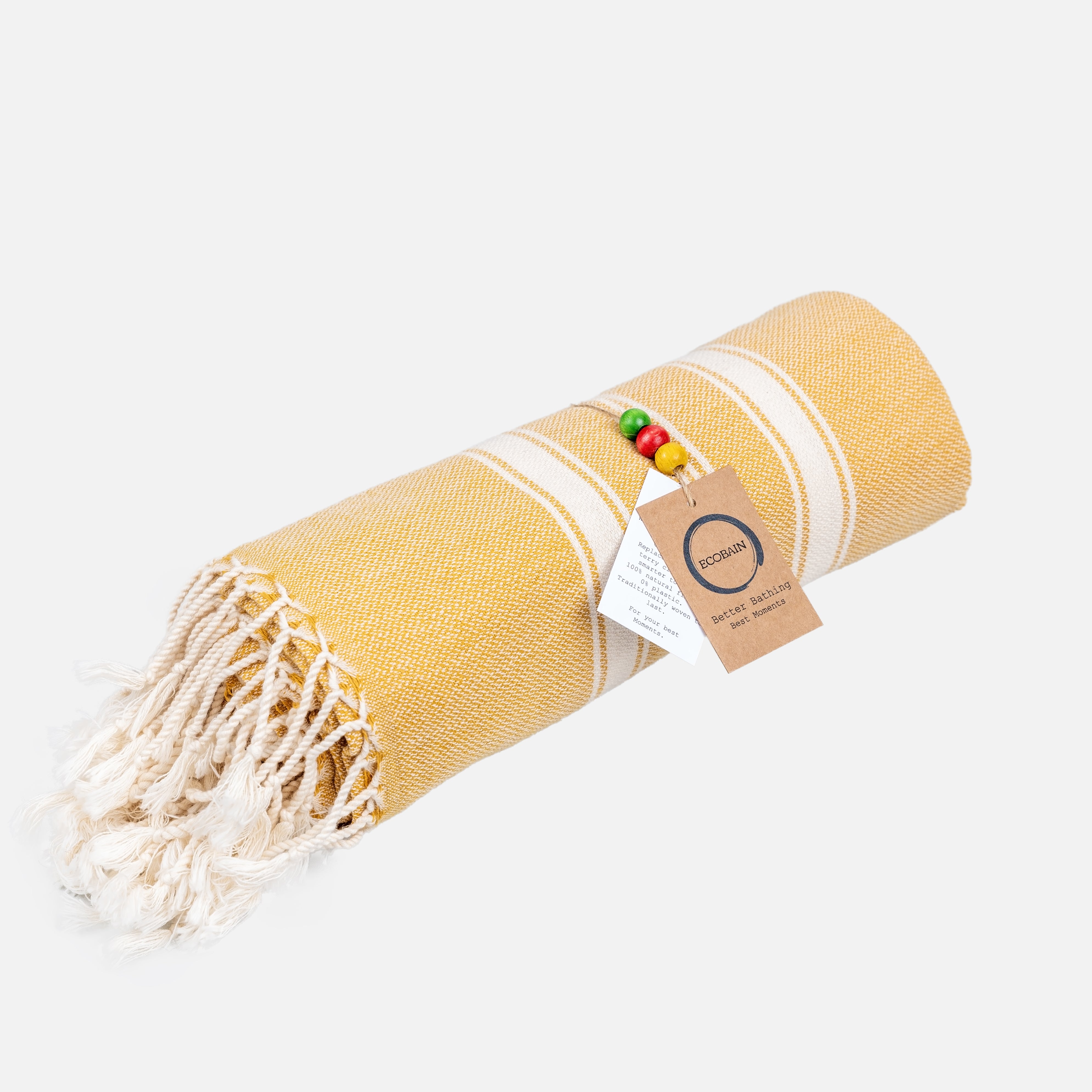 Detailaufnahme der traditionellen Webstruktur des Ecobain Hamamtuchs 'New Classic' im warmen Ockergelb. Das Bild zeigt die meisterhafte Verarbeitung der feinen türkischen Baumwolle. Ein ehrliches und plastikfreies Design Statement, das extreme Saugkraft mit Langlebigkeit vereint und sich dank der edlen Haptik wunderbar als hochwertiges Geschenk eignet.