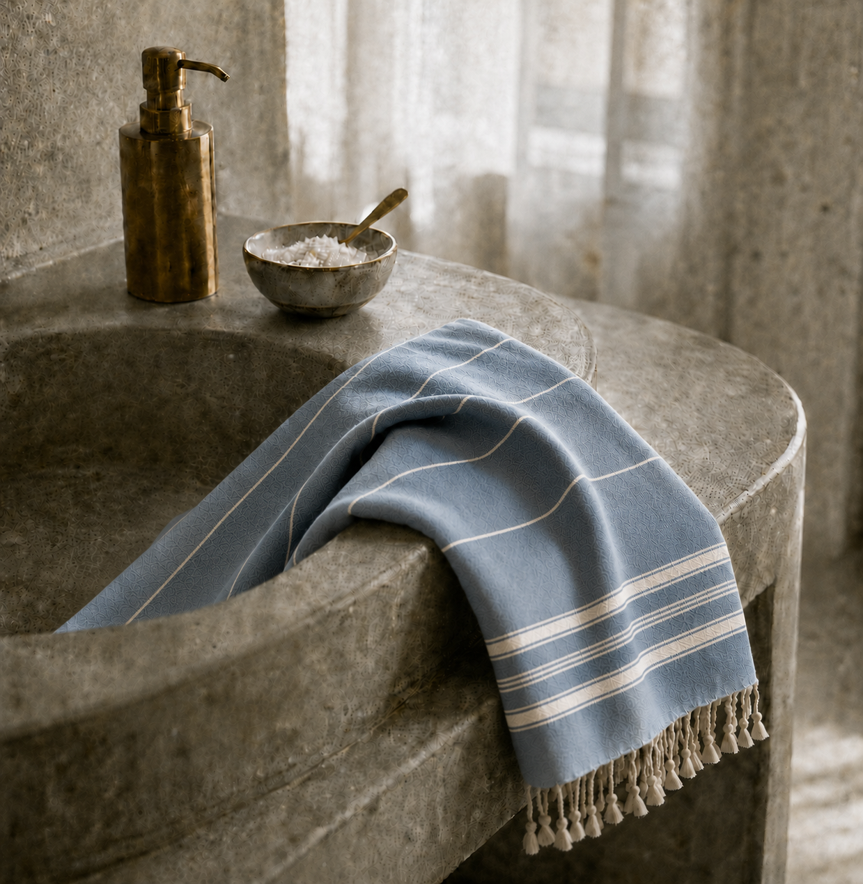 Maritimes Flair für Zuhause und unterwegs. Ein tiefes Petrolblau prägt das Ecobain Hamamtuch 'Sailors Dream' der Liberty Series (Design 'New Classic') im modernen Badezimmer. Gefertigt aus 100 % gekämmter Baumwolle, ist dieses ressourcenschonende Premium-Textil die smarte, plastikfreie Alternative zu schwerem Frottee. Es ist extrem platzsparend und trocknet selbst bei hoher Luftfeuchtigkeit rasant. So entlastest du Waschmaschine wie Badetasche und genießt pure Leichtigkeit auf der Haut.