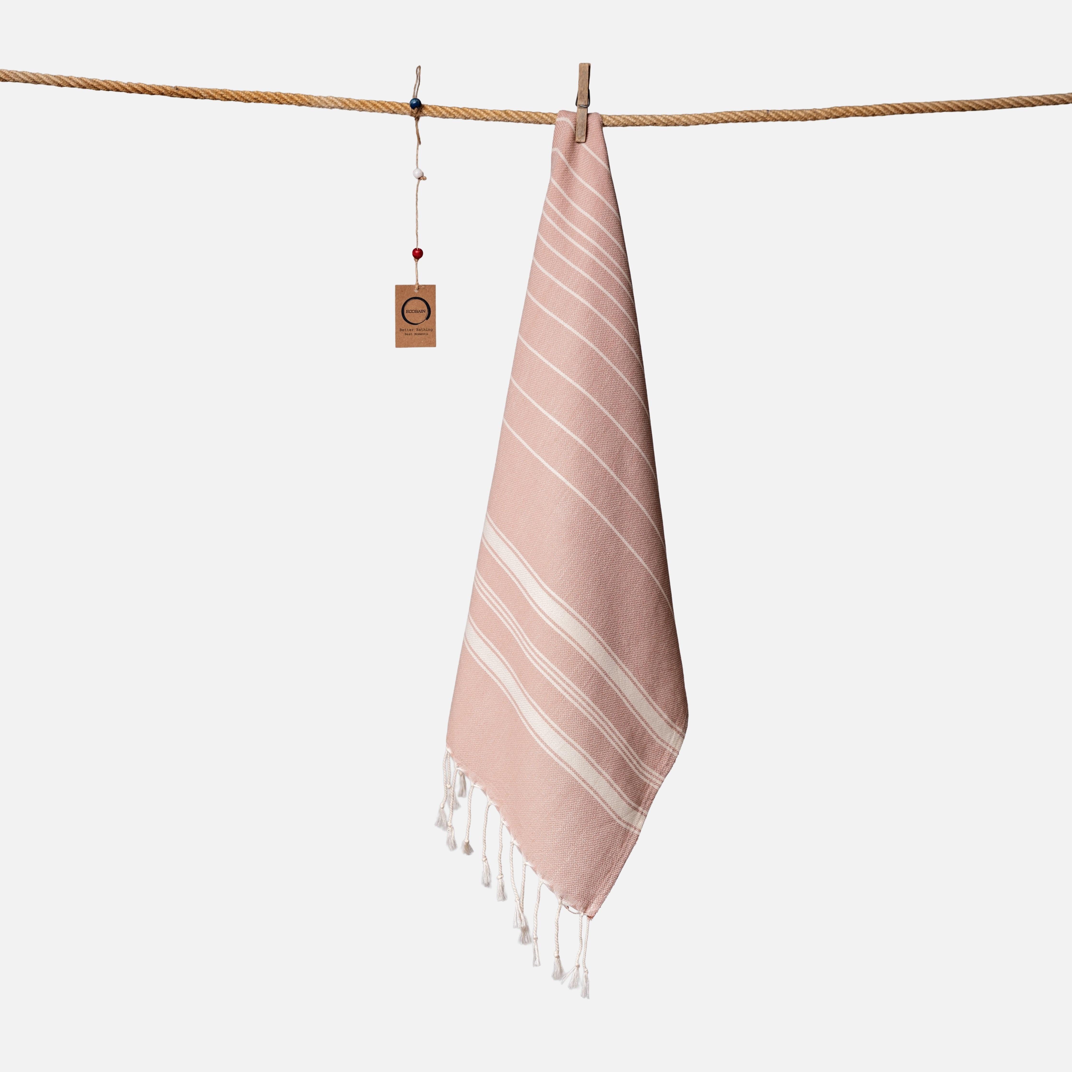 Kompaktes Ecobain Reisehandtuch im Design 'New Classic' in der harmonischen Farbe Second Kiss. Mit 50x100 cm ist dieses leichte Baumwolltuch aus hochwertiger, langstapeliger Faser der ideale Begleiter für Yoga Sessions, das Handgepäck oder als ästhetisches Gesichtstuch. Ein schnelltrocknendes Hamamtuch, das traditionelle Webkunst mit moderner Leichtigkeit vereint und deinen Alltag schöner macht.