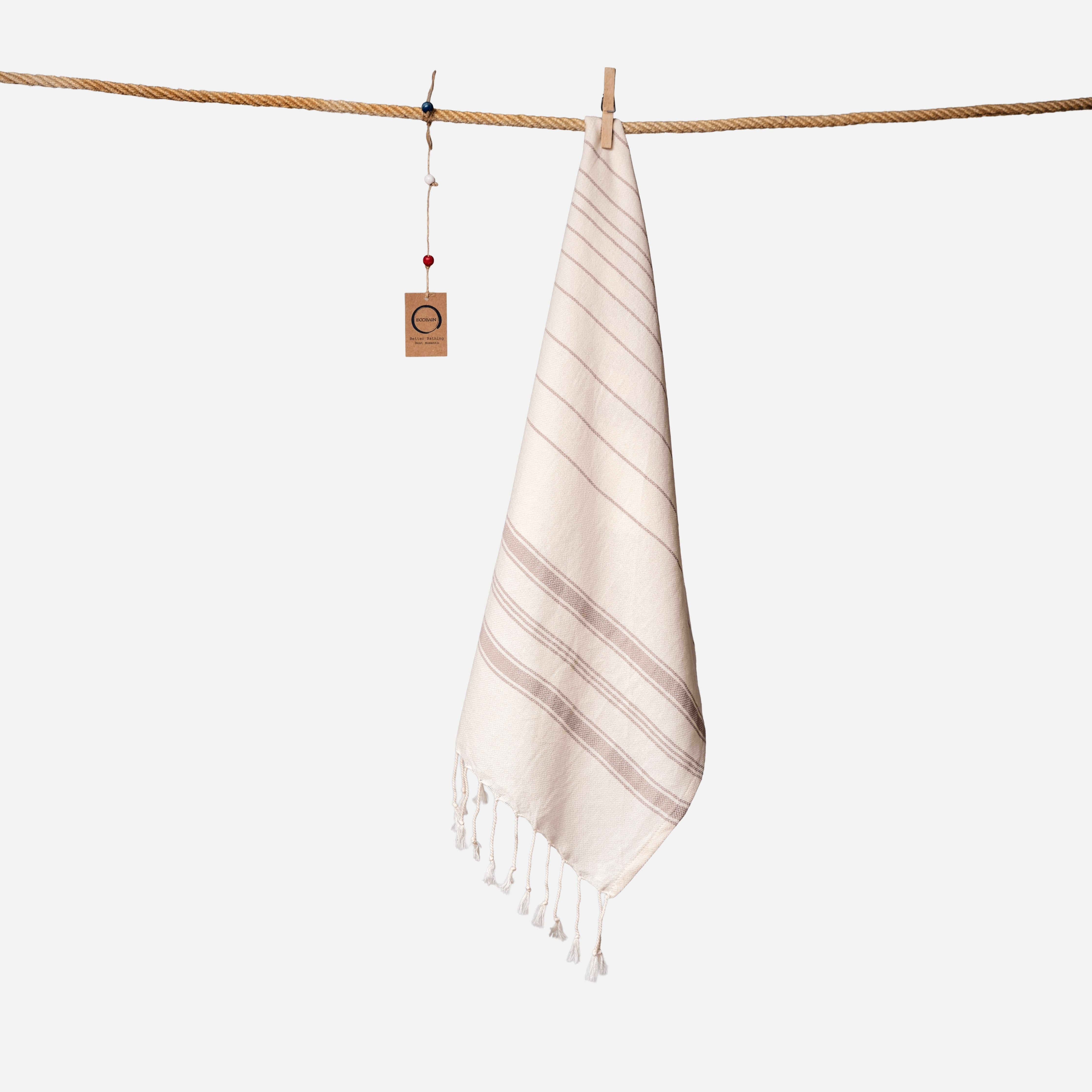Kompaktes Ecobain Reisehandtuch im Design 'New Classic' in der harmonischen Farbkombination Silent Shore. Mit 50x100 cm ist dieses leichte Baumwolltuch aus hochwertiger Faser der ideale Begleiter für jeden Camping-Ausflug, das Handgepäck oder als ästhetisches Fitnesstuch. Ein schnelltrocknendes Hamamtuch, das traditionelle Webkunst mit moderner Leichtigkeit vereint und deinen Alltag unterwegs verschönert.