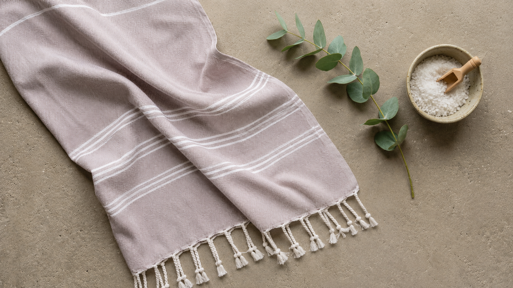 Flach ausgebreitetes Ecobain Handtuch der Liberty Series 'New Classic', das die feine, traditionell gewebte Textur und das minimalistische Design auf einer ebenen Fläche präsentiert. Das Tuch aus hochwertiger, gekämmter und langstapeliger Baumwolle wirkt einladend und unterstreicht den Anspruch an natürliche Eleganz sowie kompromisslose Premium-Qualität für Wellness-Auszeiten und den aktiven Lifestyle.