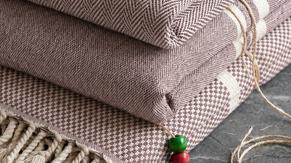 Ecobain Webtechnik und Textur-Vielfalt: Wir vereinen jahrhundertealte traditionelle Webkunst mit modernster High-Tech-Fasertechnologie. Unsere verschiedenen Webarten wie Jacquard und Dobby sorgen für maximale Performance bei extremer Leichtigkeit und Saugkraft. Gefertigt aus 100 Prozent langstapeliger, gekämmter Baumwolle, bieten unsere Tücher ein unvergleichliches Hautgefühl. Ressourcenschonend, plastikfrei und langlebig – die smarte Evolution deiner Badekultur.